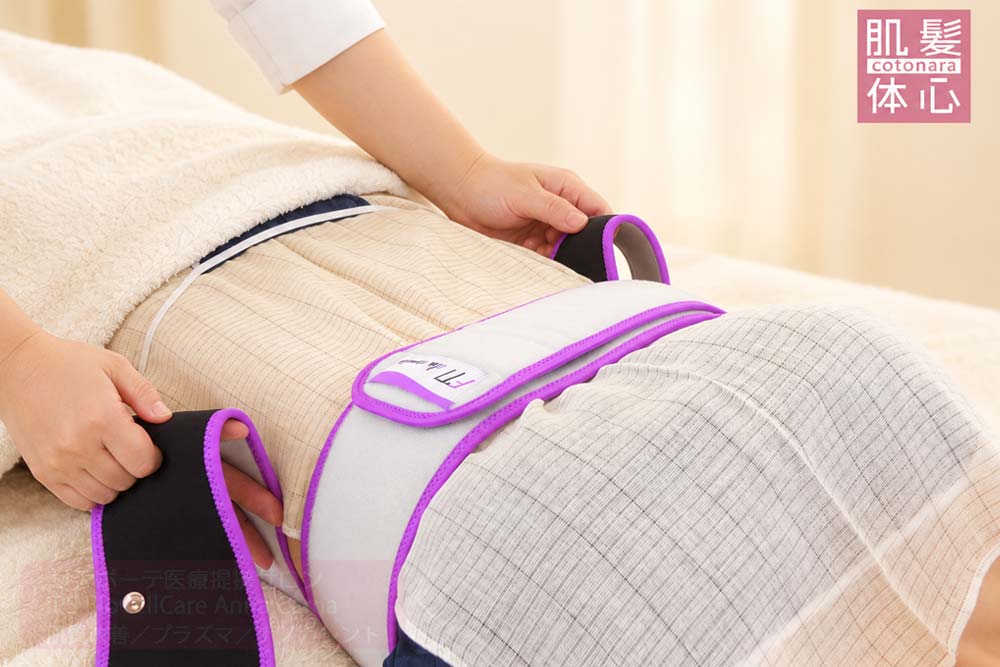 銀の糸を用いた薄い白いAgシートとバンテージを装着する手元のイメージ｜美容家や芸能人ご用達・幹細胞コスメブランド・リアボーテ専門エステ・リアボーテ医療提携サロン AnnaCarna・リアボーテクレアスキン化粧品・リアボーテグランスキン化粧品・リアボーテシェリースキン化粧品・エキスパートローション・リアムール化粧品・エクラボーテ美顔器・正規取扱店・高濃度ヒト幹細胞培養液・ヒト幹細胞培養液・フェイシャル・ips細胞・ナノカレント・微弱電流・コラーゲン生成・筋膜・血流改善・リンパ・自律神経・再生美容・フェイスデザイン・リフトアップ・小顔・たるみケア・ほうれい線・マリオネットライン・フェイスラインもたつき・二重あご・目の下たるみ・クマ・青クマ・茶クマ・黒クマ・シミ・シミ取り・肝斑・色素沈着・ニキビ・ニキビ跡・毛穴・開き毛穴・たるみ毛穴・赤み・くすみ・乾燥・敏感肌・乾燥小じわ・ハリ・ツヤ・肌質改善・エイジングケア・年齢肌・頭活・頭皮ケア・育毛ケア・口コミ・評判・効果・使い方・ビフォーアフター・症例・動画・写真・施術方法・スキンケア方法・予約・当日予約・空き状況・料金・価格・体験・初回・再来・コース・メニュー・比較・おすすめ・人気・購入方法・販売店・正規販売・オンラインカウンセリング・発送対応・通販・ネット販売・禁止・対象外商品・カウンセリング必須・医療提携・専門サロン・完全個室・都度払い・勧誘なし・症例多数・実績・紹介・青山・港区・外苑前・東京・大阪・阿倍野区